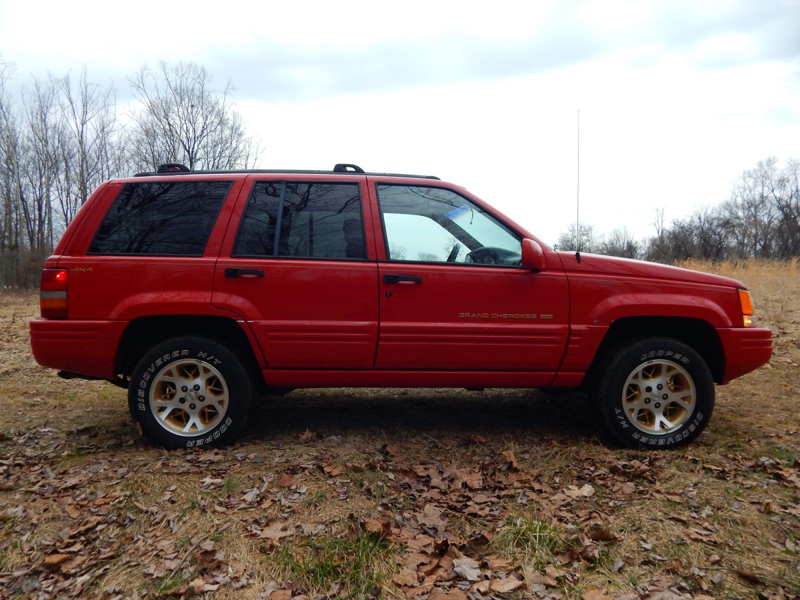 1996 RED /Tan Leather Jeep Grand Cherokee Limited 4WD (1J4GZ78Y6TC) with an 5.2L V8 OHV 16V engine, 4-Speed Automatic Overdrive transmission, located at 6528 Lower York Road, New Hope, PA, 18938, (215) 862-9555, 40.358707, -74.977882 - Here we have a 1996 Jeep Grand Cherokee with a 5.2L V8 putting power to a 4x4 automatic transmission. Options include: tan leather with wood trim, heat/AC, AM/FM/CD/TAPE radio, tilt steering wheel, cruise control, heated front seat, moon roof, power windows/locks/mirrors, roof rack, fog lights, tow - Photo #5